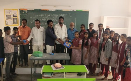 దాతల సహకారంతో విద్యార్థులకు స్నాక్స్ ఏర్పాటు.