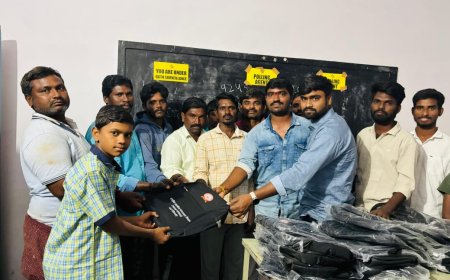 అమరగిరి భరత్ యాదవ్ ఆధ్వర్యంలో స్కూల్ పిల్లలకు బ్యాగుల పంపిణీ.....