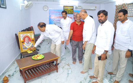 చిత్రపటానికి పూలమాల వేసి శ్రద్ధాంజలి ఘటించిన మంత్రి తుమ్మల
