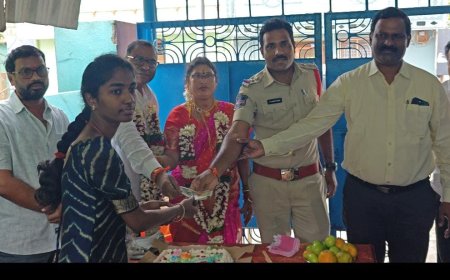 ఆర్థిక సాయం అందజేత"ఆర్యవైశ్య విద్యార్థికి