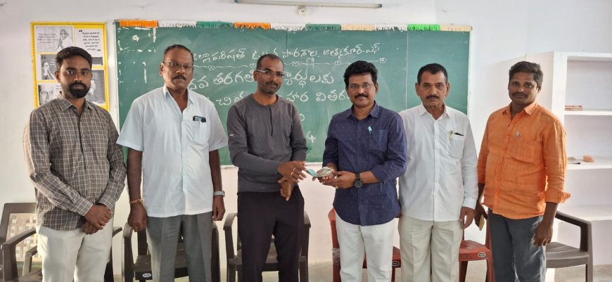 తండ్రి జ్ఞాపకార్థం విద్యార్థులకు స్నాక్స్ ఏర్పాటు