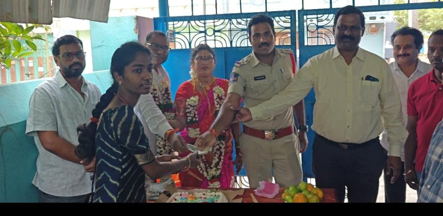 ఆర్థిక సాయం అందజేత"ఆర్యవైశ్య విద్యార్థికి