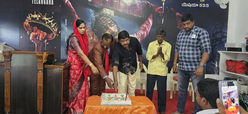 రాయనిగూడెం సువార్త చర్చ్ లో కేక్ కట్ చేసిన