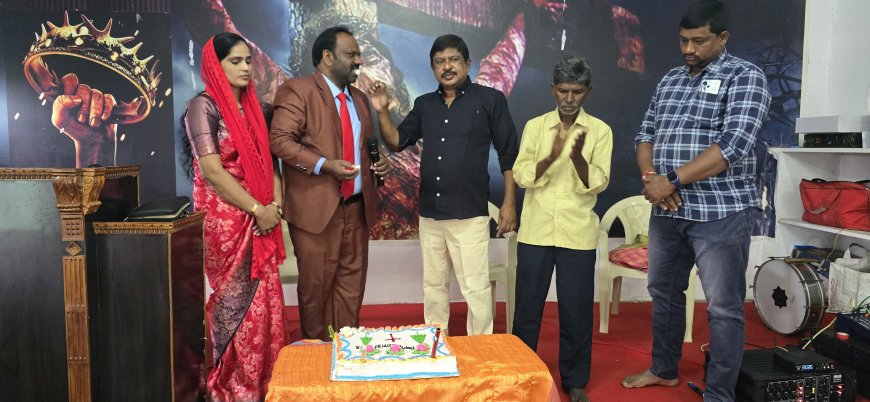 రాయనిగూడెం సువార్త చర్చ్ లో కేక్ కట్ చేసిన