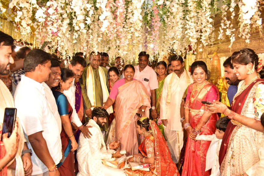 *నూతన వధూవరులను ఆశీర్వధించిన మంత్రి సీతక్క