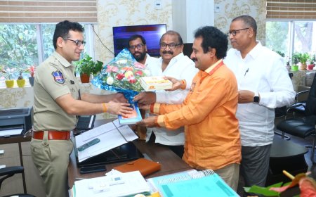 ఖమ్మం పోలీస్ కమిషనర్ గారిని కలిసిన నేలకొండపల్లి ఆర్యవైశ్య సంఘం