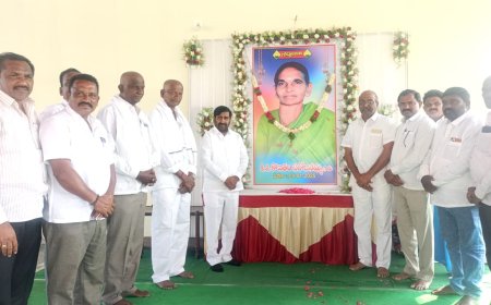 కొనతం సరోజనమ్మ చిత్ర పటానికి పూలమాల వేసి నివాళులర్పించిన మాజీ మంత్రి జగదీశ్వర్ రెడ్డి