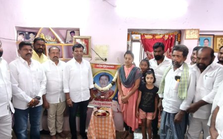 అనసూర్య చిత్రపటానికి నివాళులు అర్పించిన మాజీ ఎమ్మెల్యే కిషోర్