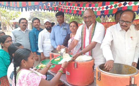 సూర్యాపేట గ్రంధాలయంలో మధ్యాహ్న భోజన పథకాన్ని ప్రారంభించిన.....జిల్లా గ్రంథాలయ సంస్థ చైర్మన్ వంగవీటి