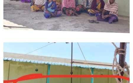 మున్సిపల్ కౌన్సిలర్ల సన్మానం  సమావేశంలో అంటరానివారిగా వేదిక చివరన నేలపై కూర్చున్న కార్మికులు