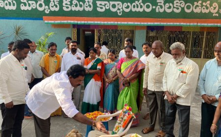 **వ్యవసాయ మార్కెట్లో జాతీయ జెండాను ఎగరవేసిన""చైర్మన్ వెన్నపూసల సీతారాములు*