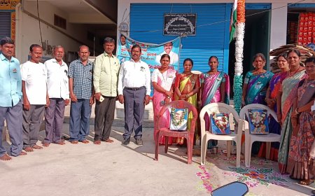 మండల మహిళా సమైక్య కార్యాలయంలో జెండా ఆవిష్కరణ 