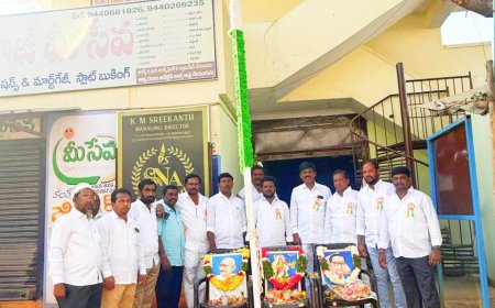 76వ భారత గణతంత్ర దినోత్సవం సందర్భంగా జెండాను ఎగరవేసిన రియల్ ఎస్టేట్ అసోసియేషన్ అధ్యక్షుడు కొత్తపల్లి ఆంజనేయులు