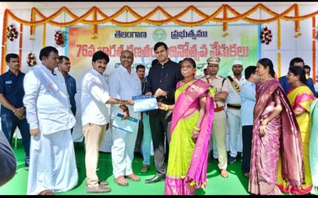 ఉత్తమ ఎన్నికల ఆచరణ అవార్డు ఎమ్మెల్యేలు మరియు కలెక్టర్ చేతులమీదుగా అందుకున్న అంగన్వాడీ టీచర్ .