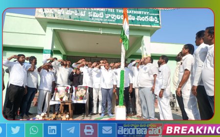 తుంగతుర్తి వ్యవసాయం మార్కెట్లో జెండా ఎగరవేసిన మార్కెట్ చైర్మన్ తీగల గిరిధర్ రెడ్డి 