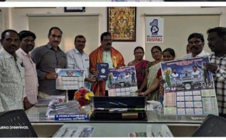 ఎస్సి ఎస్టీ విద్యుత్ సంక్షేమ డైరీ అందజేసిన నాయకులు