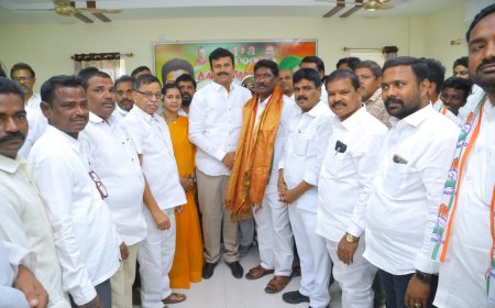 మంత్రి తుమ్మల క్యాంప్ కార్యాలయంలో"డాక్టర్ తుమ్మల యుగంధర్ గారిని మర్యాదపూర్వక కలిసిన"19వ డివిజన్ కార్పొరేటర్