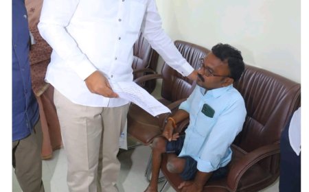 మంత్రి తుమ్మల క్యాంపు కార్యాలయంలో వివిధ సమస్యలు పరిష్కరిస్తున్న""డాక్టర్ తుమ్మల యుగంధర్ గారు