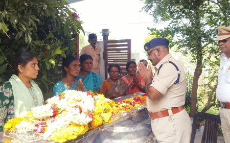 హోంగార్డు కృష్ణారెడ్డి నివాసంలో మృతదేహానికి పూలమాలలు వేసిన నివాళులర్పించిన""ఏఆర్ అదనపు ఎస్పీ జనార్దన్ రెడ్డి గారు