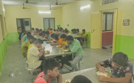 హాస్టల్ విద్యార్థులతో భోజనం చేసిన తాహసిల్దార్