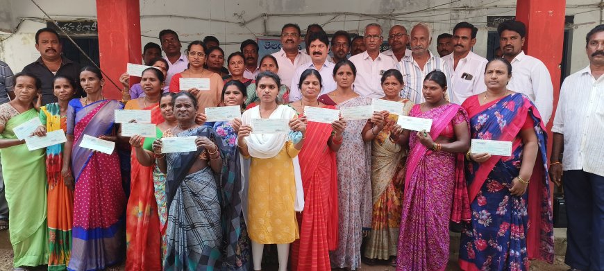 కళ్యాణ లక్ష్మి- షాదీ ముబారక్ చెక్కుల పంపిణీ కార్యక్రమంలో పాల్గొన్న ఎమ్మెల్యే తెల్లం