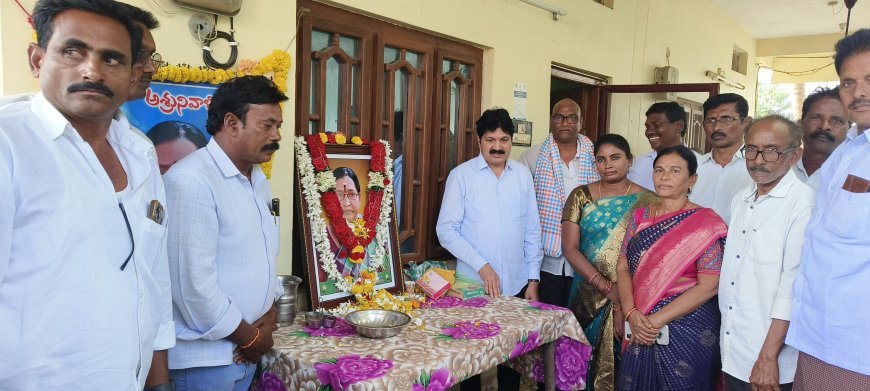 దశ దిన కర్మల కార్యక్రమానికి హాజరై శ్రద్ధాంజలి నటించిన ఎమ్మెల్యే తెల్లం
