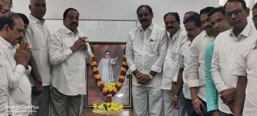ఎన్టీ రామారావు గారి చిత్రపటానికి పూలమాలలు వేసిన మంత్రి తుమ్మల