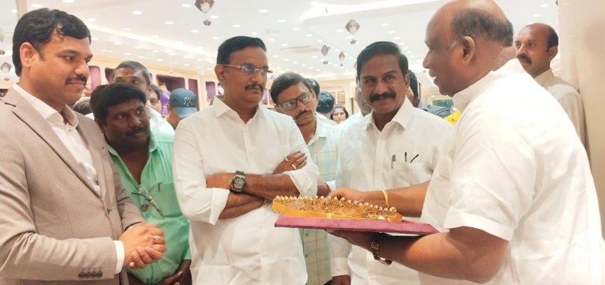 నూతన షాపింగ్ మాల్ ప్రారంభోత్సవంలో