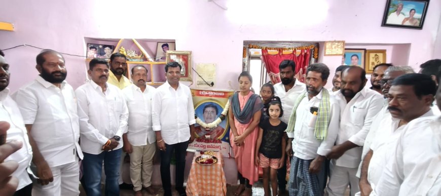 అనసూర్య చిత్రపటానికి నివాళులు అర్పించిన మాజీ ఎమ్మెల్యే కిషోర్