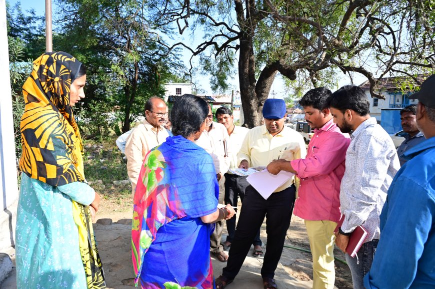ఫీల్డ్ వెరిఫికేషన్ రికార్డులు  తనిఖీ చేసిన కలెక్టర్