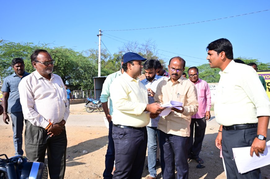 ఫీల్డ్ వెరిఫికేషన్ రికార్డులు  తనిఖీ చేసిన కలెక్టర్
