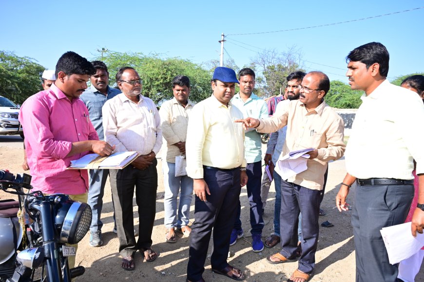 ఫీల్డ్ వెరిఫికేషన్ రికార్డులు  తనిఖీ చేసిన కలెక్టర్