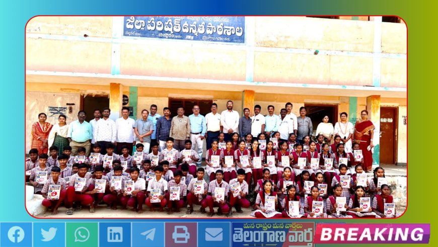 హెల్పింగ్ హాండ్స్ చారిటబుల్ ట్రస్ట్ మెటీరియల్ పంపిణి కార్యక్రమం