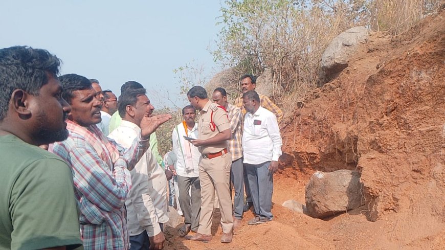 బండరాళ్లు మీద పడడంతో ఉపాధి హామీ కూలీలు ఇద్దరు మృతి ఐదుగురికి తీవ్ర గాయాలు