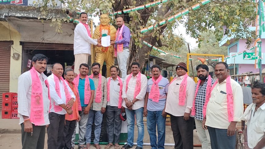 గాంధీ విగ్రహానికి వినతి పత్రం అందించిన బి ఆర్ఎస్ నాయకులు నాయకులు