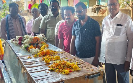 **శ్రీమతి స్వర్ణలత భౌతిక గాయానికి పూలమాలలు వేసి""ఘనంగా నివాళులర్పించిన ఆర్యవైశ్యులు*