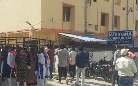 చదివేది ఇంటర్ కానీ వాళ్లు చేష్టలు పోకిరి చేష్టలు""దుస్తులు లేకుండా ఆంటీ ఆంటీ.. అంటూ వెకిలి చేస్తాడు"నారాయణ కాలేజీ ముందు మహిళలు ఆందోళన*