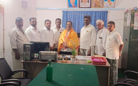 నూతన ఎమ్మార్వో ను కలిసిన కాంగ్రెస్ నాయకులు.