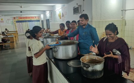 గురుకుల పాఠశాలలో విద్యార్థుల భోజనాన్ని పరిశీలిస్తున్న ఎంపీడీవో శంకరయ్య