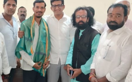 అడ్వకేట్ అల్లె రాము ను  సన్మానించిన ఎమ్మెల్యే కల్వకుంట్ల సంజయ్