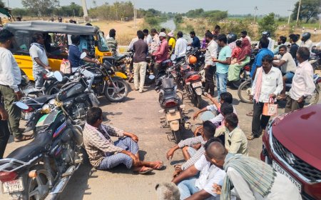 రోడ్లపై రాస్తారోకోలు చేస్తున్న రైతులు