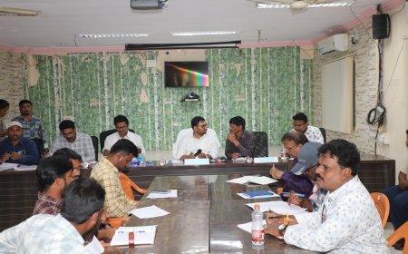 సూర్యాపేట మున్సిపల్ కార్యాలయంలో రివ్యూ సమావేశంలో పాల్గొన్న జిల్లా కలెక్టర్