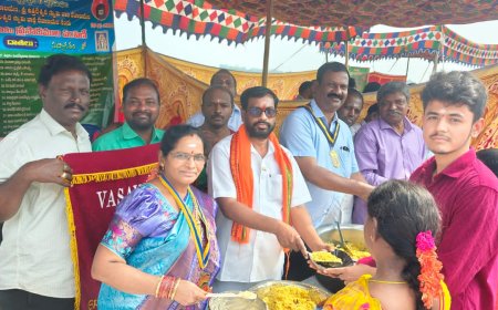 **నేలకొండపల్లిలో సుమారు 3000 మంది భక్తులకి"" పులిహోర పానకం, కూలింగ్ వాటర్ పంపిణీ చేసిన వాసవి క్లబ్*