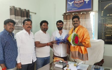 నూతన సబ్ ఇన్స్పెక్టర్  (SI)ని కలిసిన ఇటిక్యాల మండలం మాజీ ఎంపీపీ భర్త G.శ్రీధర్ రెడ్డి . 