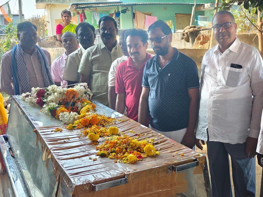 **శ్రీమతి స్వర్ణలత భౌతిక గాయానికి పూలమాలలు వేసి""ఘనంగా నివాళులర్పించిన ఆర్యవైశ్యులు*