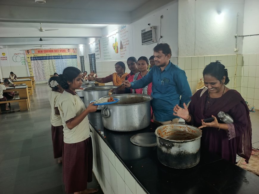 గురుకుల పాఠశాలలో విద్యార్థుల భోజనాన్ని పరిశీలిస్తున్న ఎంపీడీవో శంకరయ్య