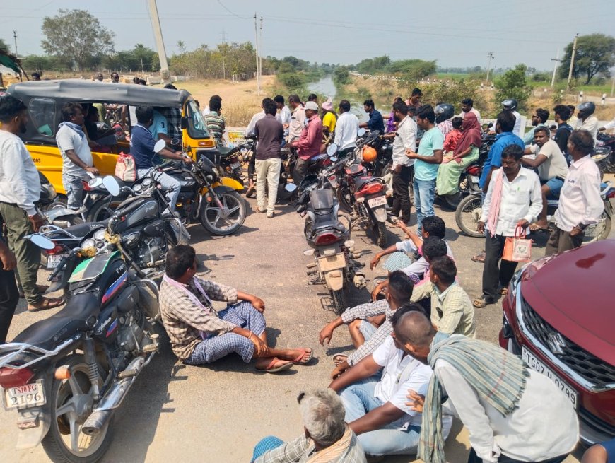 రోడ్లపై రాస్తారోకోలు చేస్తున్న రైతులు