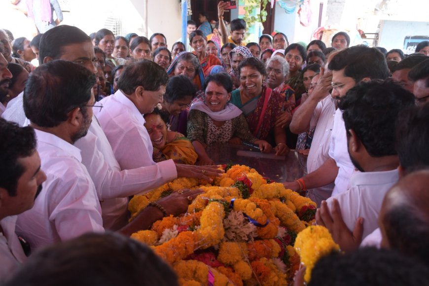 తాజా మాజీ సర్పంచ్  బాలు నాయక్ పార్ధివదేహానికి నివాళులు అర్పించిన