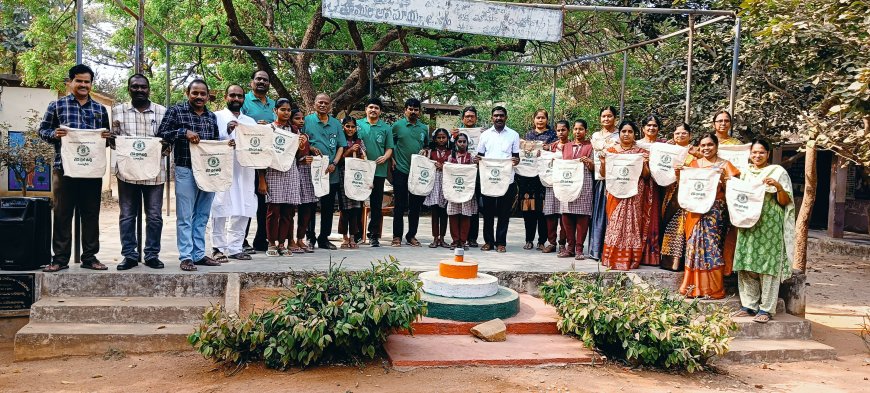 పాఠశాలలో క్లాత్ బ్యాగుల పంపిణీ