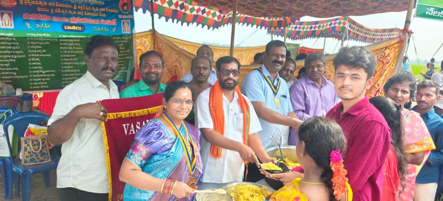 **నేలకొండపల్లిలో సుమారు 3000 మంది భక్తులకి"" పులిహోర పానకం, కూలింగ్ వాటర్ పంపిణీ చేసిన వాసవి క్లబ్*